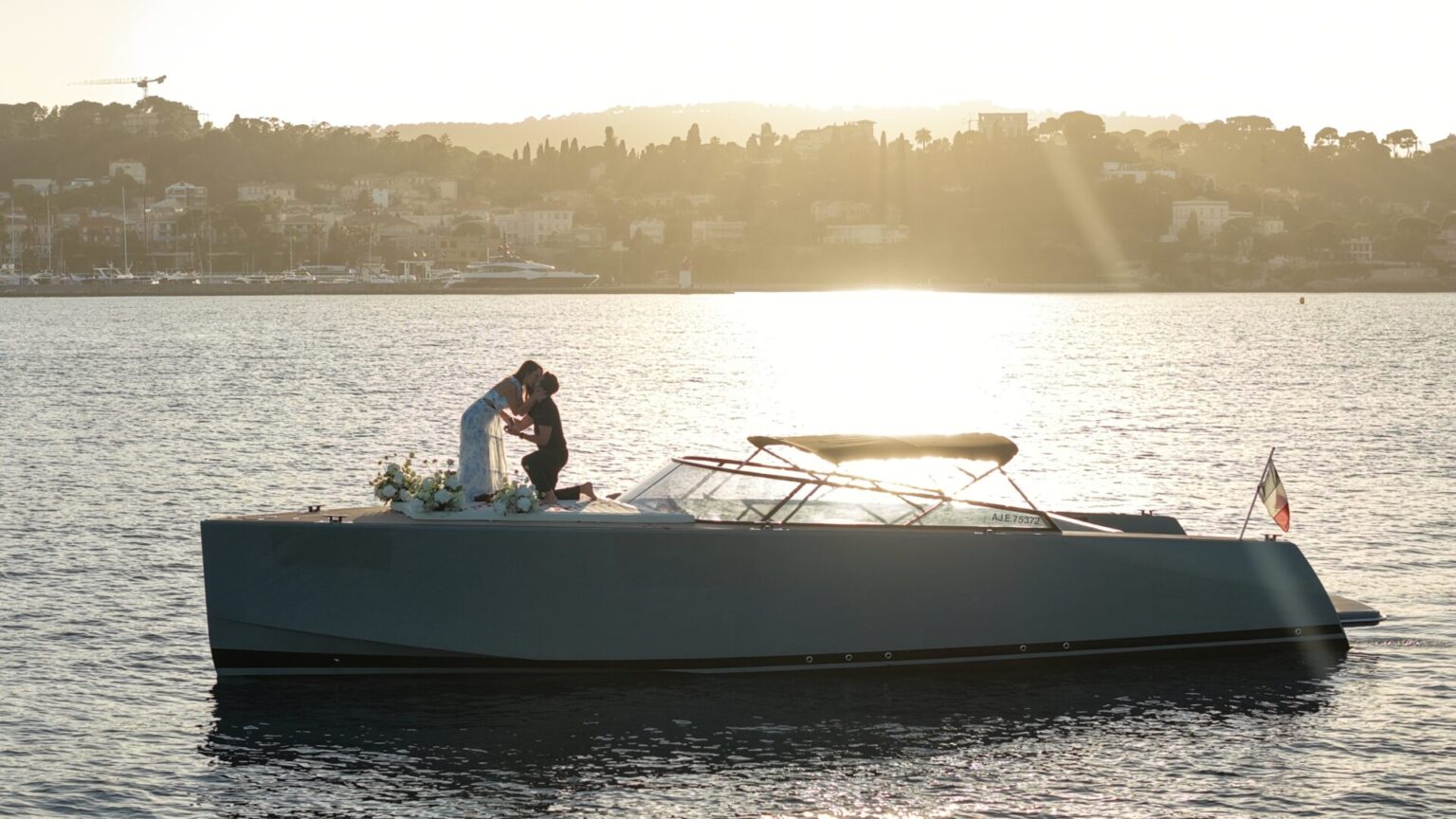 couple baiser bateau sur la mer