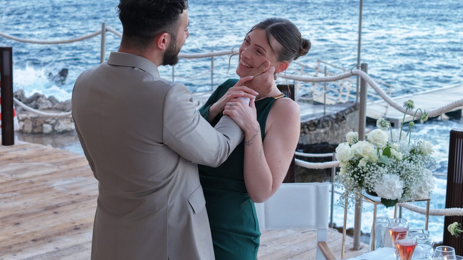 marriage proposals in restaurant front to the mediterranean sea