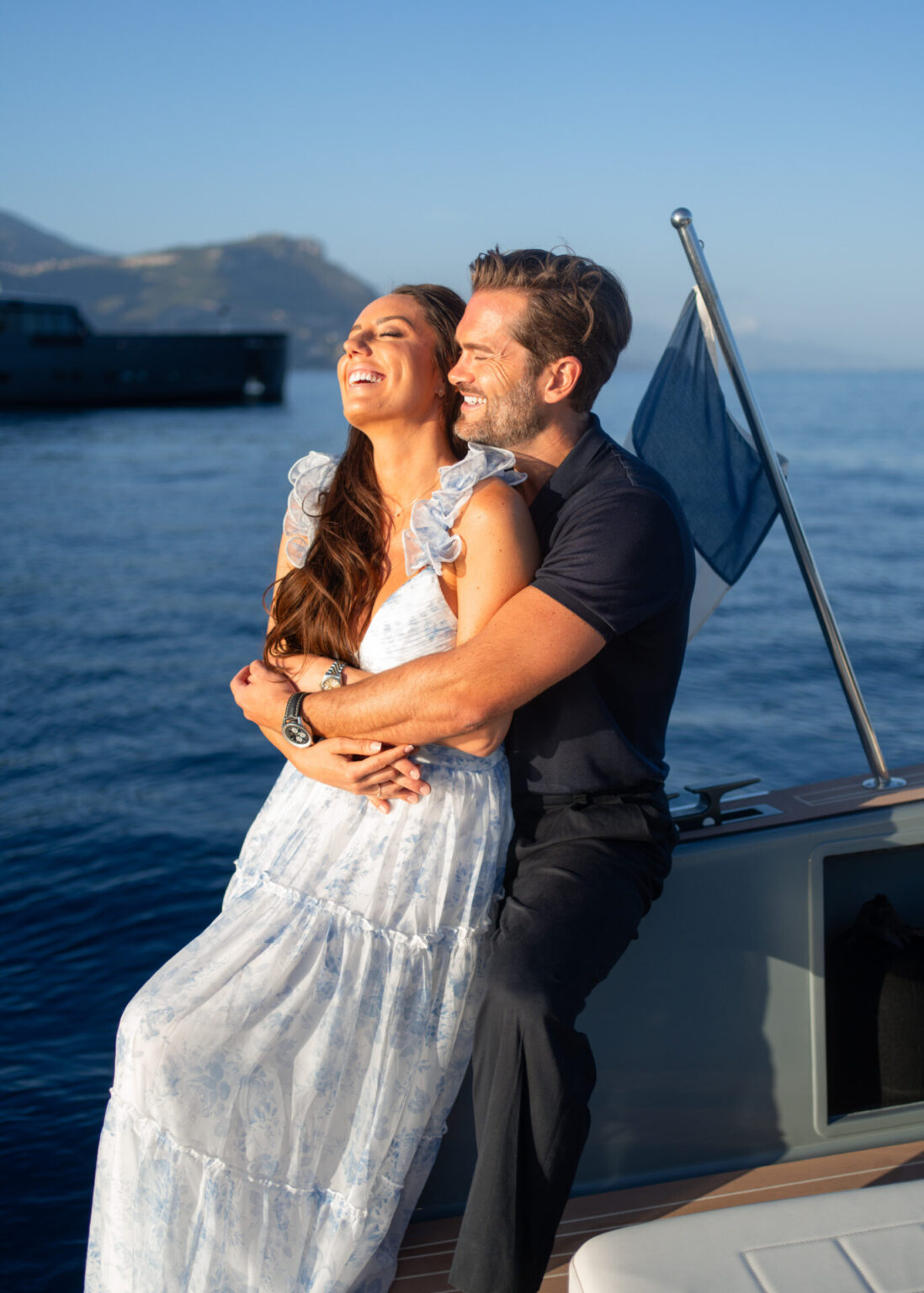 couple se serrant dans les bras bateau