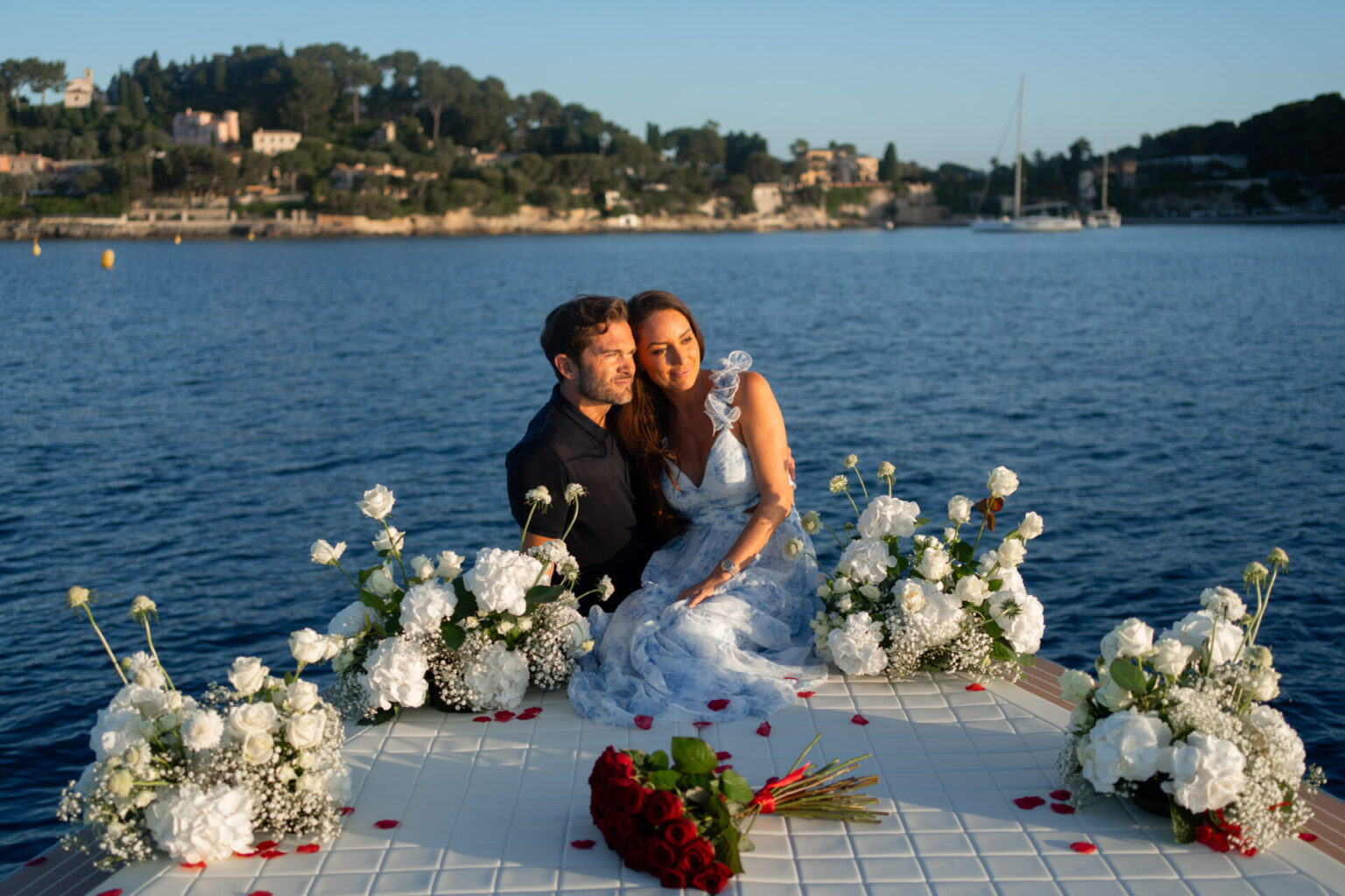 photos de deux fiancés sur un bateau