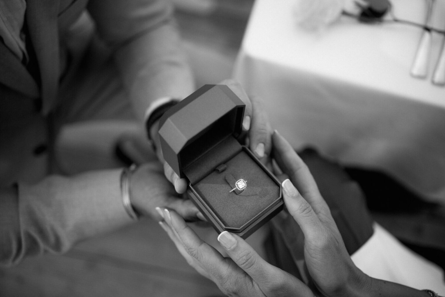 Unica l'atelier : boite avec une bague de fiançailles