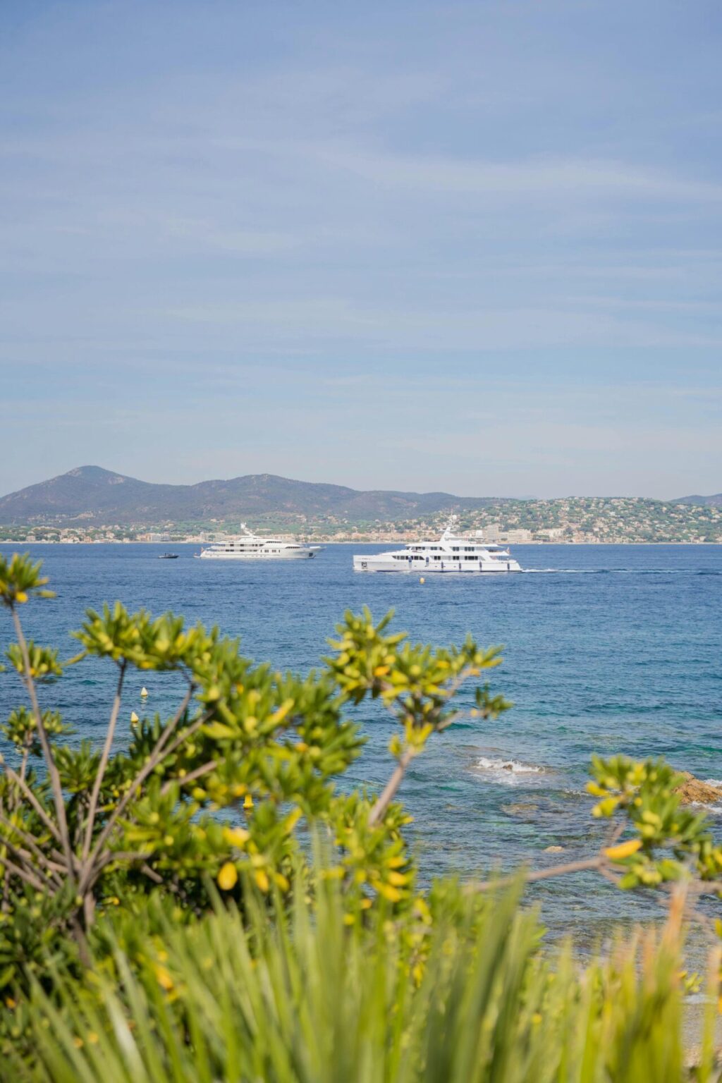bateau sur la mer côte d'azur
