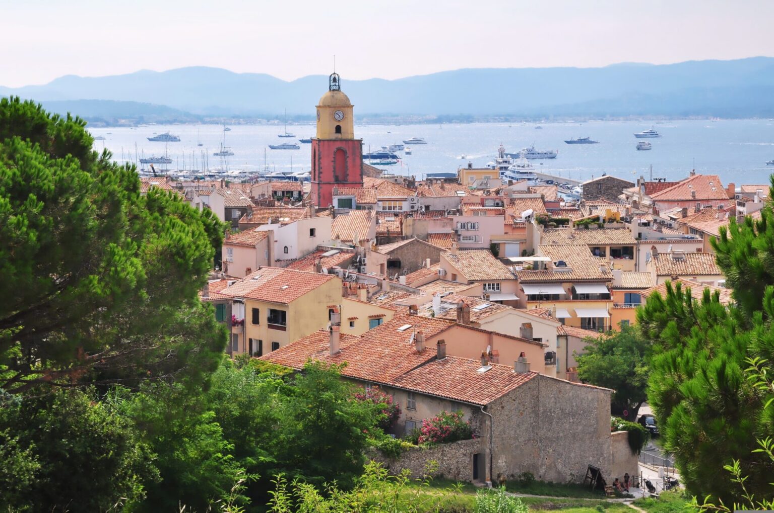 vue aérienne église village côte d'azur